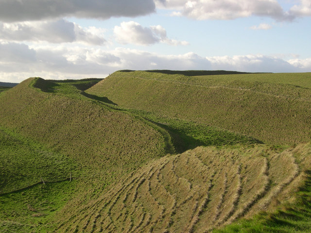 File:Maiden Castle, Dorchester..jpg