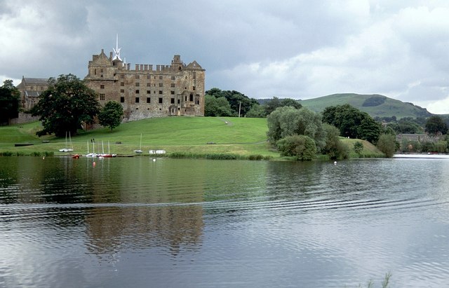 File:Linlithgow Palace - geograph.org.uk - 1416190.jpg