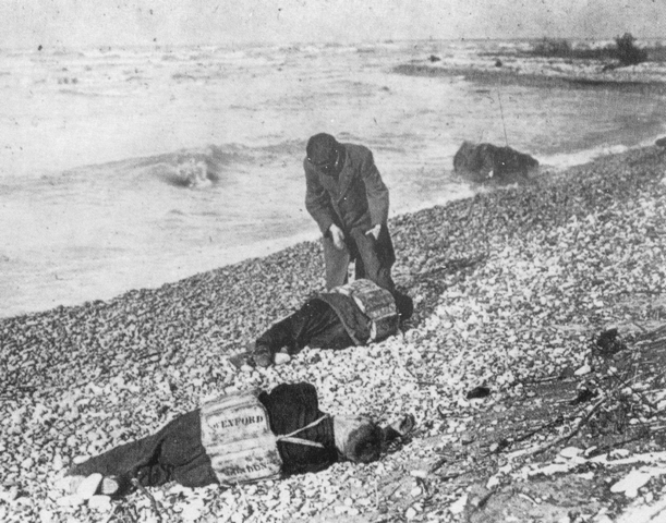 File:Wexford victims ashore, 1913.png