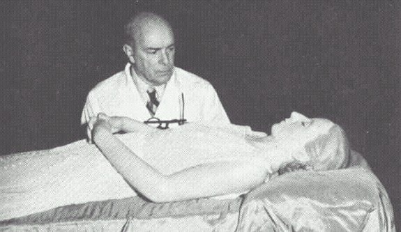 File:Eva Perón - Cadáver momificado con Dr Pedro Ara- 1953-55.jpg