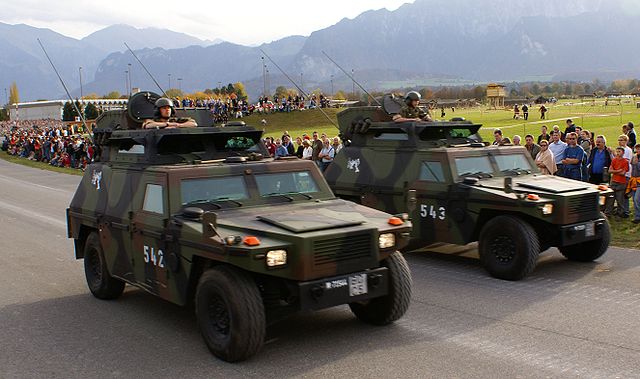 File:SKdt-Fahrzeug - Schweizer Armee - Steel Parade 2006.jpg