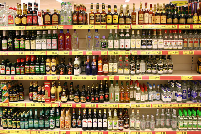 File:Spirituosen-im-supermarkt.jpg