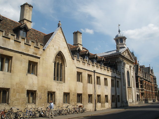 File:Pembroke College Fa&ccedil;ade and Chapel.jpg
