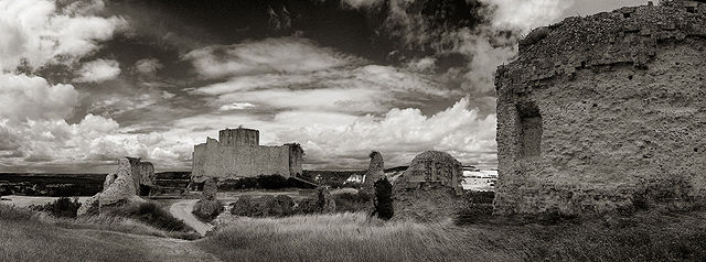 File:Ch&acirc;teau-Gaillard in black and white.jpg