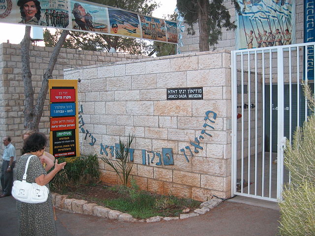 File:En hod dada museum.jpg