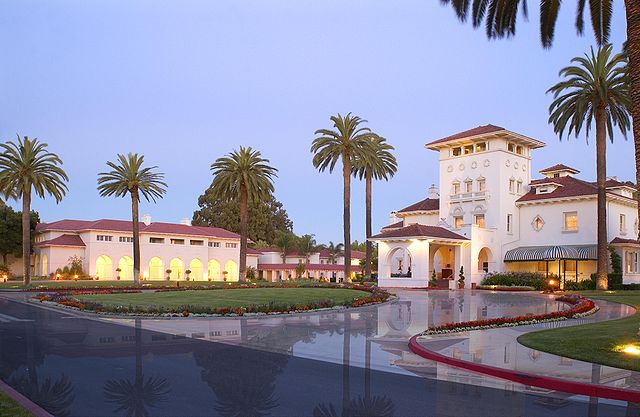 File:Dolce Hayes Mansion at dusk.jpg