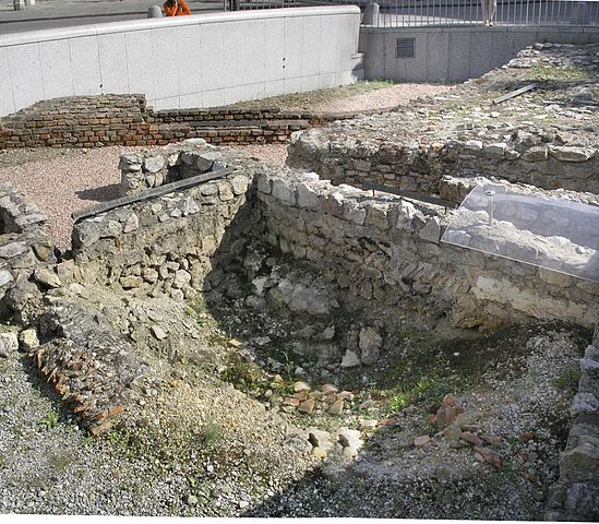 File:Michaelerplatz Vienna romain ruins Sept 2007.jpg