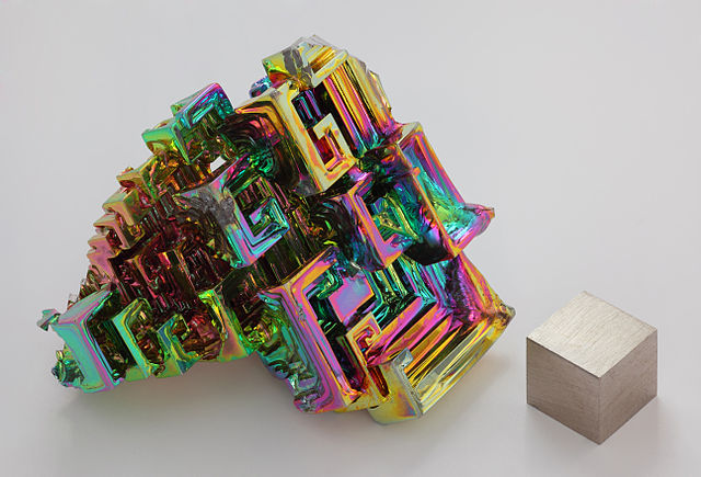 File:Wismut Kristall und 1cm3 Wuerfel.jpg