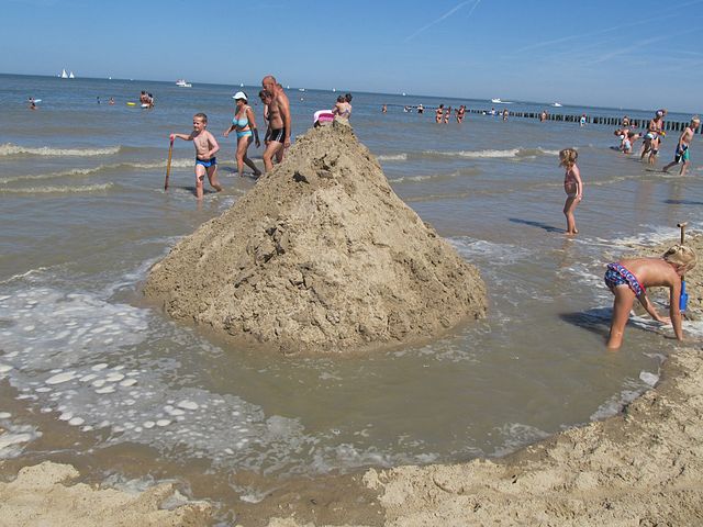 File:Opkomend tij in Cadzand (2).JPG