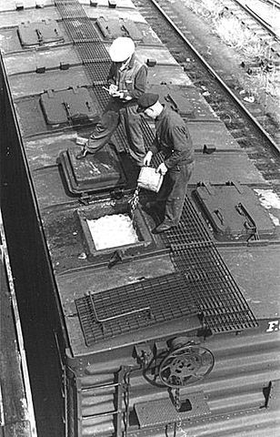 File:Topping off FGE reefer with ice.jpg
