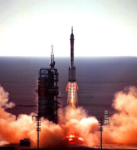 File:Long March 2F Carrier Rocket - Shenzhou 5.JPG