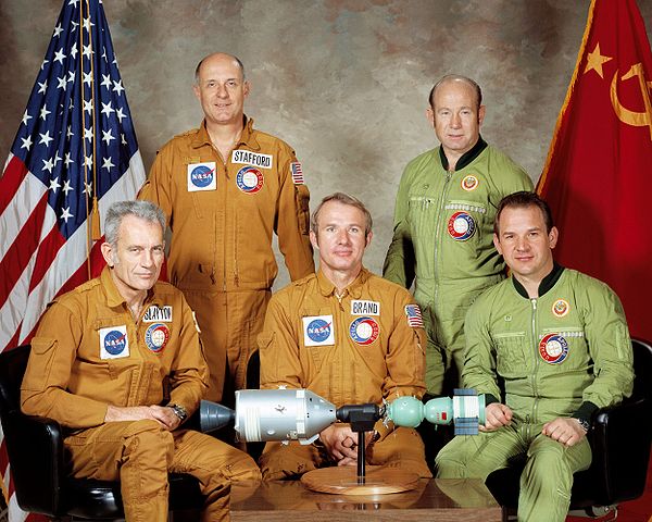 File:Portrait of ASTP crews.jpg