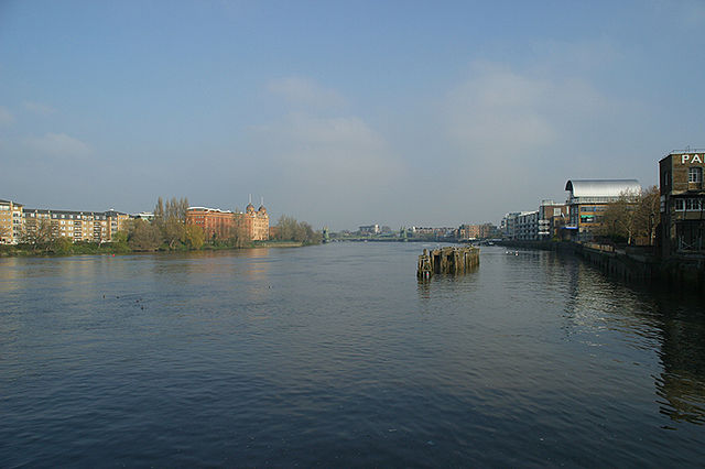 File:Boat Race Crabtree Reach.jpg