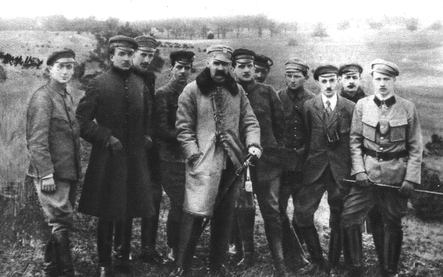 File:J&oacute;zef Piłsudski with Supreme Command of Polish Military Organisation in 1917.PNG