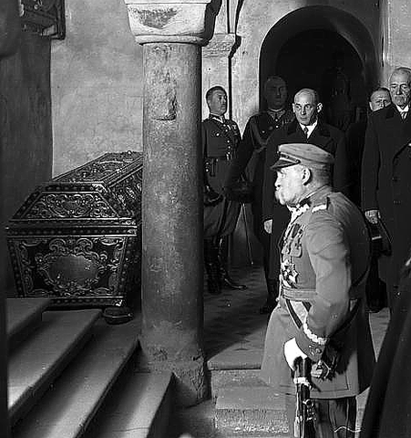 File:J&oacute;zef Piłsudski homaging at John III Sobieski tomb, commemorating 250 anniversary of battle of Vienna.PNG