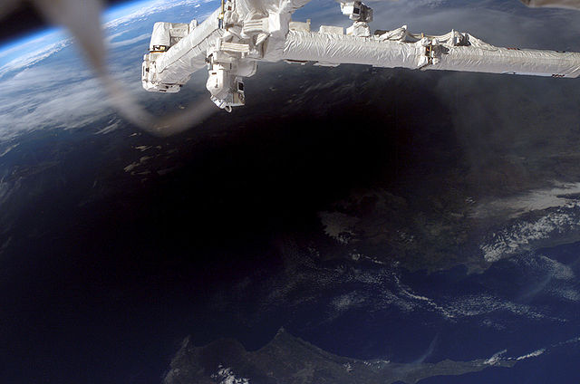 File:Eclipse fromISS 2006-03-29.jpg