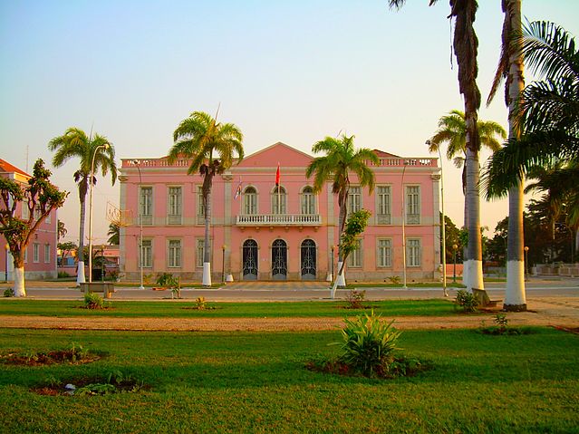 File:Pa&ccedil;os do Concelho, Benguela.jpg
