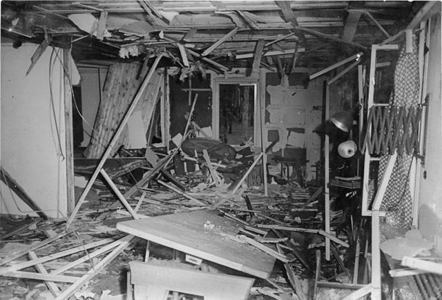 File:Bundesarchiv Bild 146-1972-025-12, Zerst&ouml;rte Lagerbaracke nach dem 20. Juli 1944.jpg