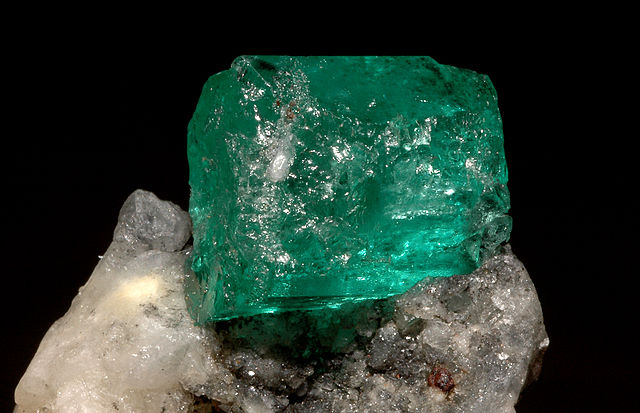 File:B&eacute;ryl var. &eacute;meraude sur gangue (Muzo Mine Boyaca - Colombie) 15.jpg