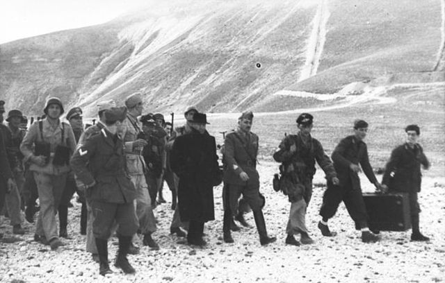 File:Bundesarchiv Bild 101I-567-1503A-07, Gran Sasso, Mussolini mit deutschen Fallschirmj&auml;gern.jpg
