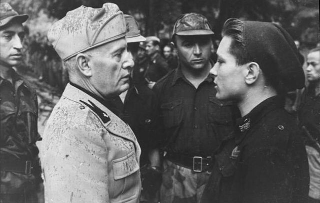 File:Bundesarchiv Bild 101I-316-1181-11, Italien, Benito Mussolini mit italienischen Soldaten.jpg