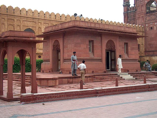 File:Allama Iqbals Tomb East & south walls July 1 2005.jpg