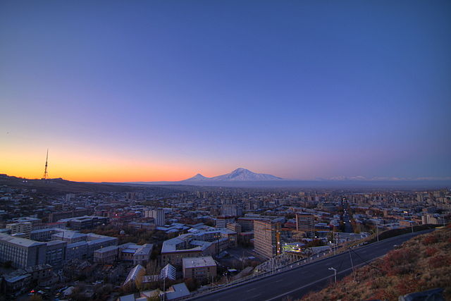 File:Երեւանի համայնապատկեր արշալոյսին.JPG