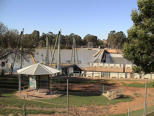 File:Lock 1 and weir at Blanchetown.JPG