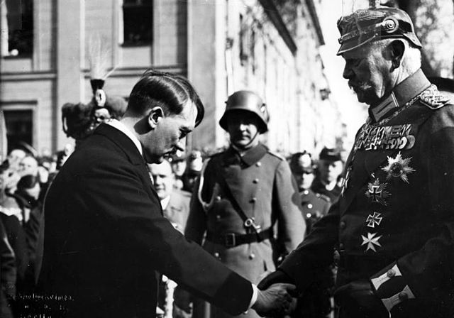 File:Bundesarchiv Bild 183-S38324, Tag von Potsdam, Adolf Hitler, Paul v. Hindenburg.jpg