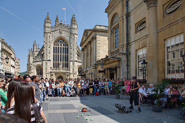 File:Bath Abbey and Entertainer - July 2006.jpg