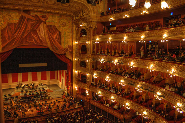 File:Colon-interior-escenario-TM.jpg