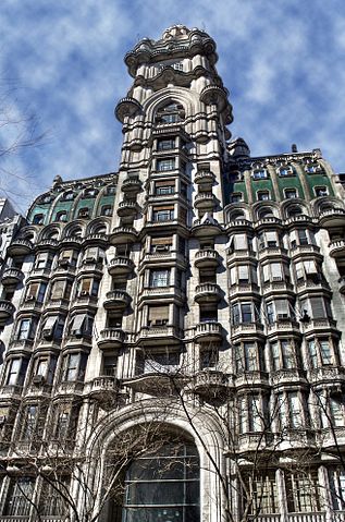 File:Buenos Aires - Avenida de Mayo - Palacio Barolo - 2006.jpg