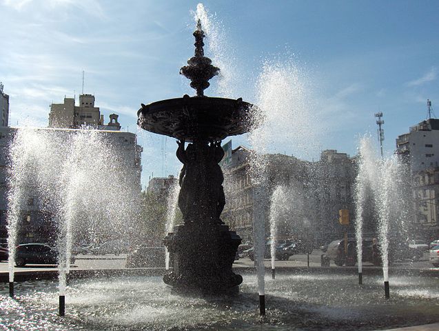 File:Fuente Av de Mayo y 9 de Julio.jpg