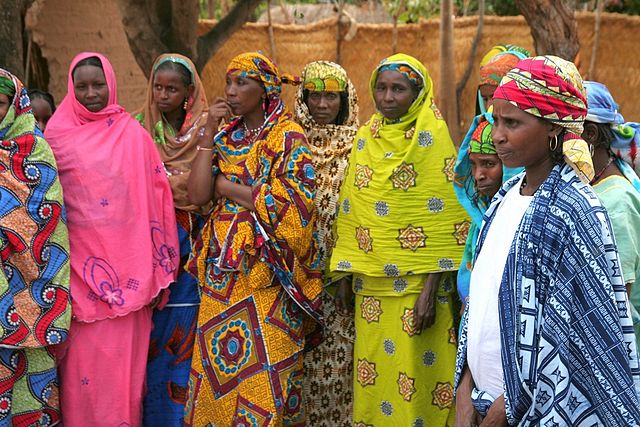 File:Group of Peul women in Paoua.jpg