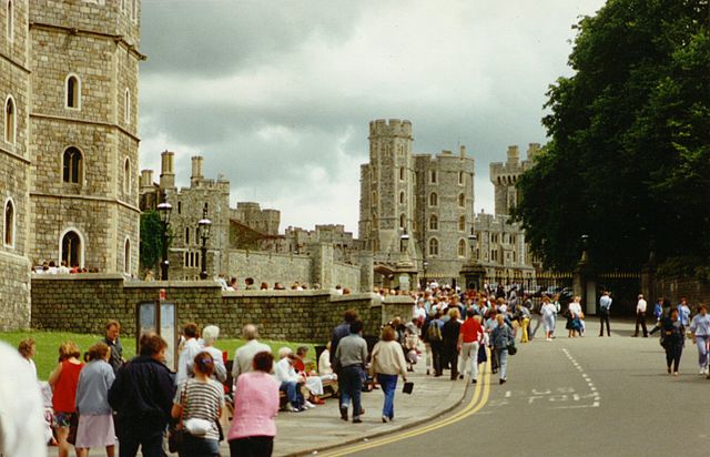 File:Windsorcastlevisitors.jpg