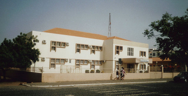 File:PraiaCentrodeSa&uacute;de.jpg