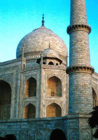 File:TajAndMinaret.jpg