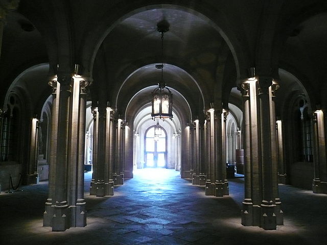 File:Vest&iacute;bul Universitat de Barcelona.jpg