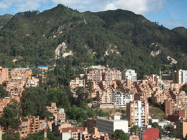 File:Cerros a la altura de la calle Setenta.JPG