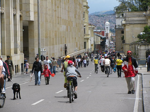 File:Ciclovia em Bogot&aacute;.jpg