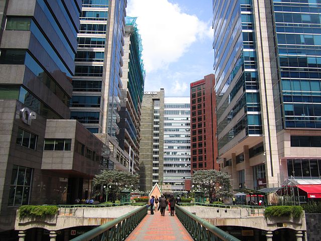 File:Centro empresarial St b&aacute;rbara Bogot&aacute;.JPG