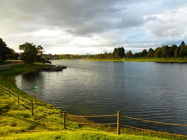 File:Lago del Parque Sim&oacute;n Bol&iacute;var.JPG