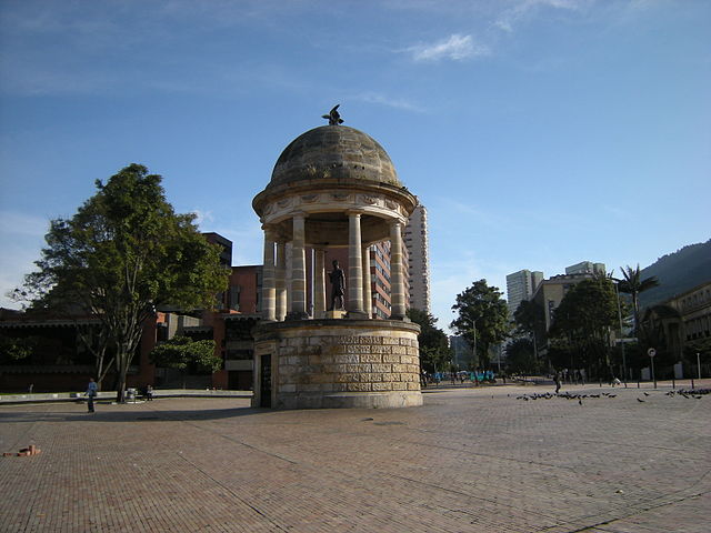 File:Parque de los periodistas (Bogot&aacute;).jpg