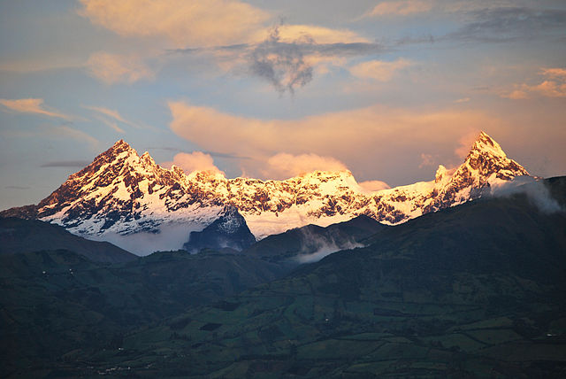File:Volc&aacute;n El Altar - Riobamba Ecuador.jpg