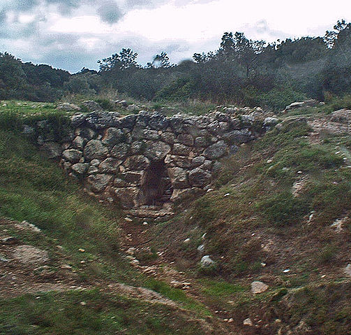File:Pont myc&eacute;nien de Kazarma 2.jpg