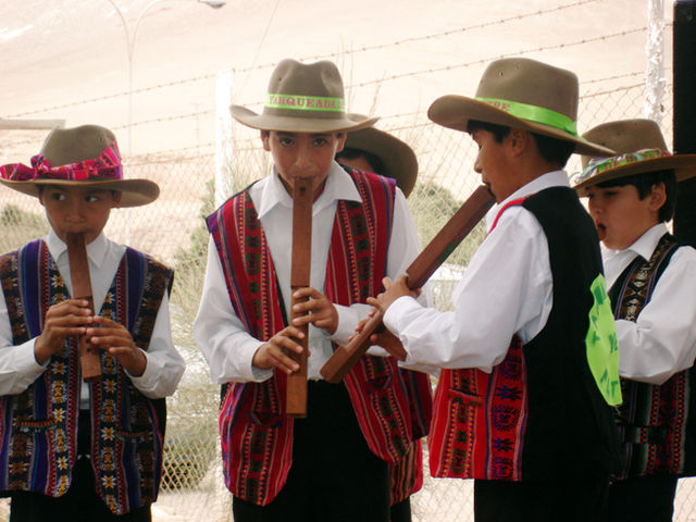 File:Ni&ntilde;os ejecutando una tarkeada.jpg