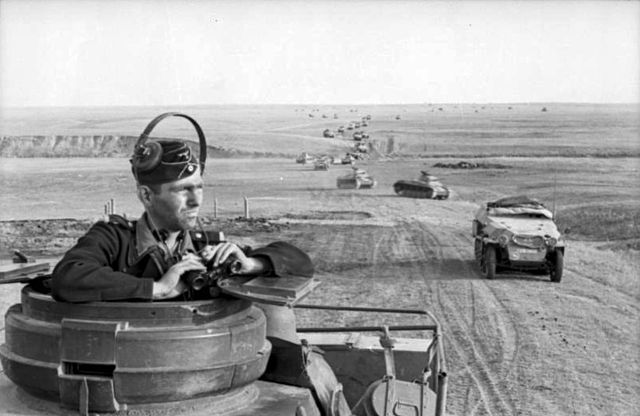 File:Bundesarchiv Bild 101I-218-0510-22, Russland-S&uuml;d, Panzersoldat.jpg