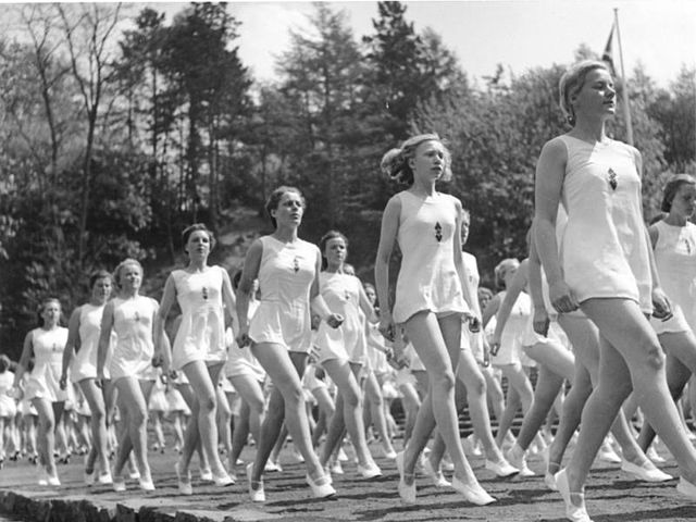 File:Bundesarchiv Bild 183-2000-0110-500, BDM, Gymnastikvorf&uuml;hrung.jpg
