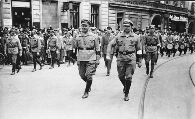 File:Bundesarchiv Bild 183-Z0127-305, Berlin 1927, Reichstreffen RFB, Th&auml;lmann, Leow.jpg