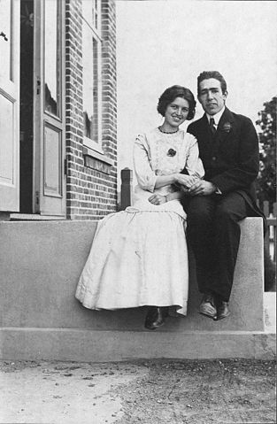 File:Niels Bohr and Margrethe engaged 1910.jpg